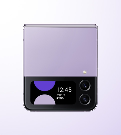 Galaxy Z Flip4 Violet Bora plié et vu de deux angles pour montrer la coque avant et la charnière.