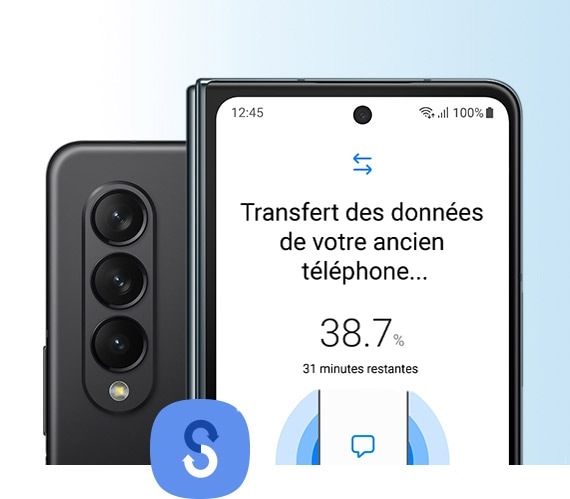 Un ancien appareil pliable vu de dos et un Galaxy Z Flip4 plié vu de l’écran extérieur. Les téléphones sont placés dos à dos et l’icône Smart Switch se trouve au centre. Sur l’écran du Galaxy Z Flip4, l’application Smart Switch affiche un transfert de données en cours depuis l’ancien appareil.