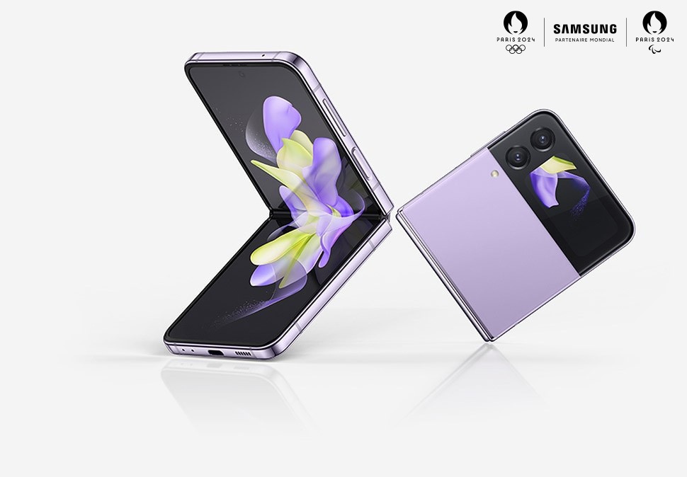 Deux appareils Galaxy Z Flip4 Lavande sont côte à côte. L’un est ouvert à 90 degrés et son écran principal affiche un fond d’écran violet et jaune semblable à un ruban. L’autre est plié et son écran extérieur présente le même fond d’écran que l’écran principal sur l’autre appareil.