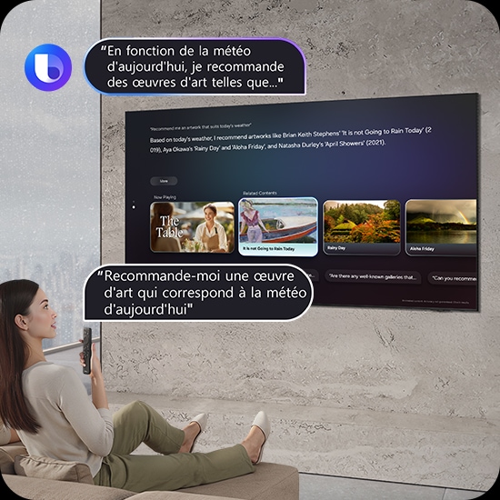 Une femme assise dans son salon demande « Recommande-moi un bon film à regarder ce soir » à la télécommande du téléviseur. Bixby, avec son logo, répond « Voici quelques recommandations de films parfaits… » sur le grand téléviseur Samsung en affichant la réponse ainsi que des recommandations de films basées sur The Last Link, actuellement diffusé.