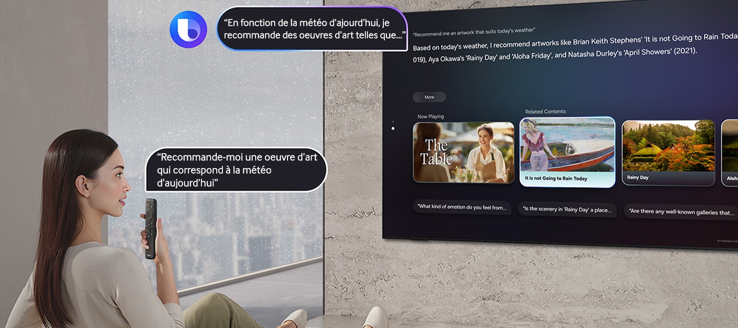 Une femme assise dans son salon demande à Bixby « Recommande-moi une œuvre d’art qui correspond au temps qu’il fait aujourd’hui » alors qu’il pleut dehors, en parlant dans la télécommande du téléviseur. Bixby, avec son logo, affiche la réponse « En fonction du temps qu’il fait aujourd’hui, je te recommande des œuvres d’art telles que… » avec des recommandations artistiques sur un grand téléviseur Samsung.