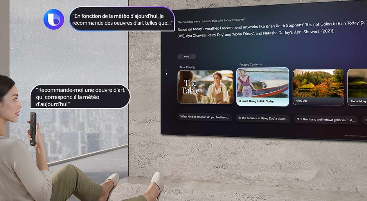Une femme assise dans son salon demande à Bixby « Recommande-moi une œuvre d’art qui correspond au temps qu’il fait aujourd’hui », alors qu’il pleut dehors, en parlant dans la télécommande du téléviseur. Bixby, avec son logo, affiche la réponse « En fonction du temps qu’il fait aujourd’hui, je te recommande des œuvres d’art telles que… » avec des recommandations artistiques sur un grand téléviseur Samsung.