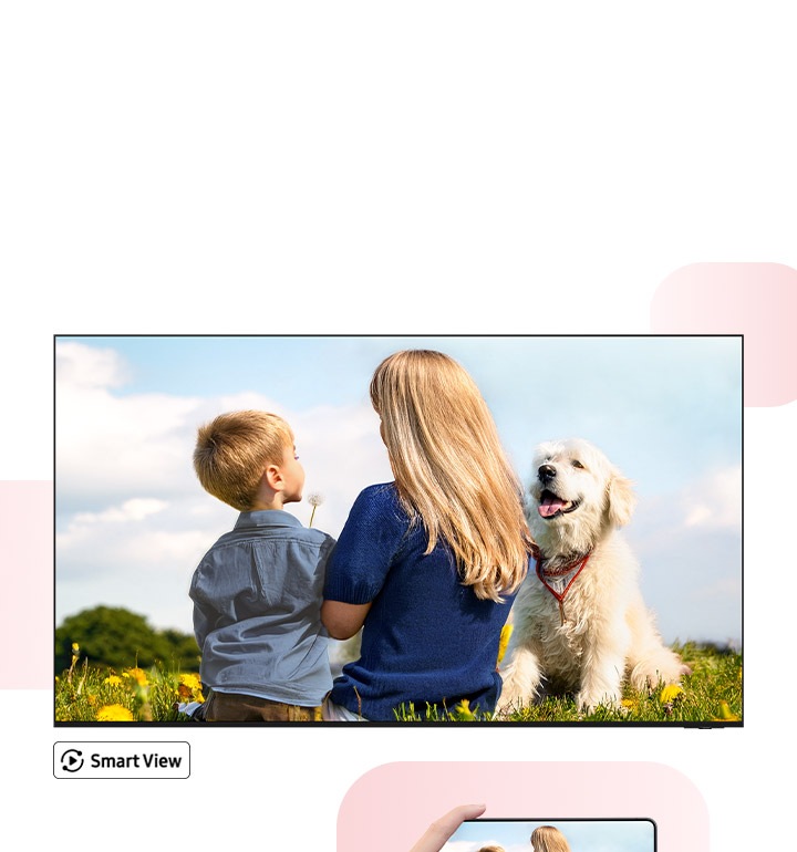 Un smartphone affiche une femme, son fils et un chien assis dans l’herbe. La même image est reproduite sur la Smart TV Samsung, offrant une vue plus grande et plus immersive. Logo Smart View.
