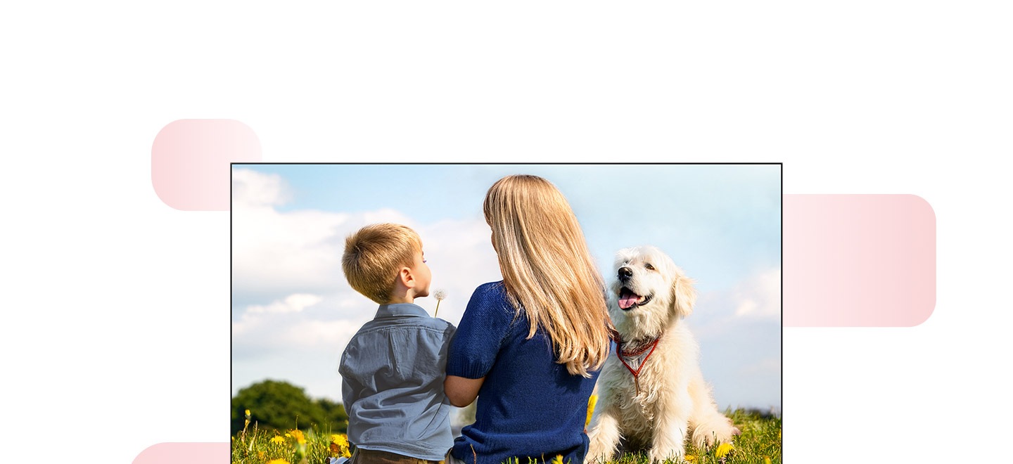 Un smartphone affiche une femme, son fils et un chien assis dans l’herbe. La même image est reproduite sur la Smart TV Samsung, offrant une vue plus grande et plus immersive. Logo Smart View.