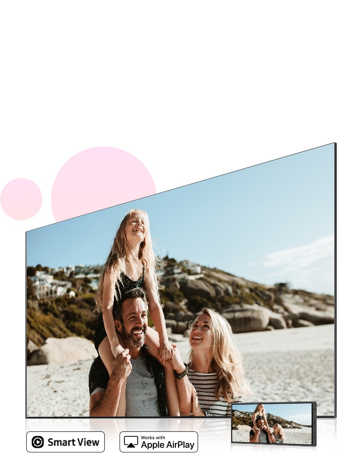 Un smartphone affiche une famille heureuse à la plage. La même image est reflétée sur la Smart TV Samsung, offrant une vision plus large et plus immersive. Logos Smart View et "works with" AirPlay d'Apple apparaissent.