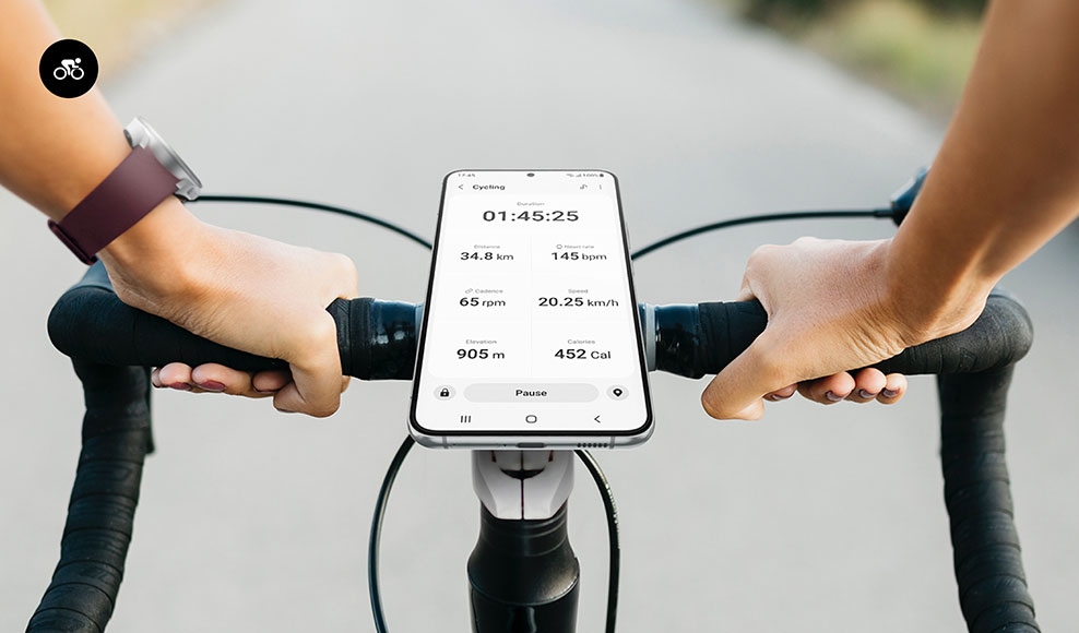 A Galaxy S22 mounted like a dashboard on a bike displays the cycling workout data measured by Galaxy Watch4 Classic in real time.