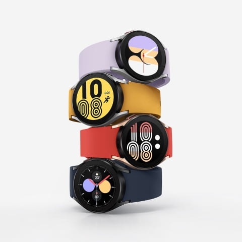 Quatre appareils Galaxy Watch4 sont empilés les uns sur les autres, chaque montre affichant un cadran différent pour lire l'heure. Chaque montre a un bracelet de couleur différente, du violet au moutarde en passant par le rouge et le bleu marine