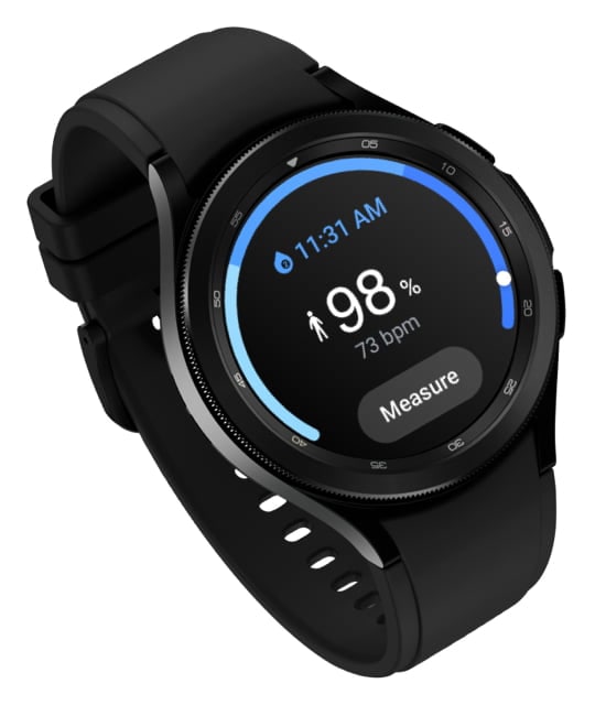 La Galaxy Watch4 Classic noire affiche la saturation en oxygène et les mesures des battements par minute.
