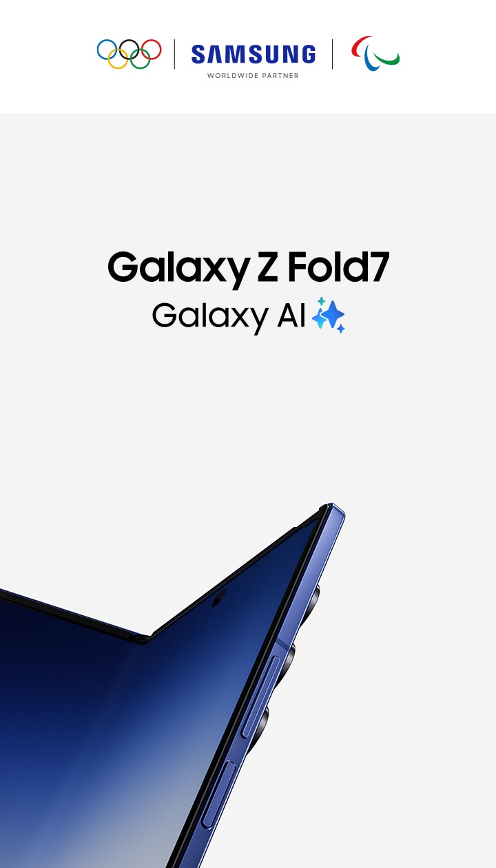 Galaxy Z Fold7 màu Blue Shadow được đặt nghiêng và mở gần hết để phô diễn màn hình chính rộng lớn. Galaxy AI. Ba logo: Vòng tròn Olympic, logo Samsung kèm dòng chữ “WORLDWIDE PARTNER” bên dưới và logo Agitos.