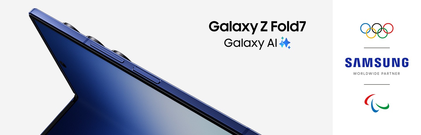 Galaxy Z Fold7 màu Blue Shadow được đặt nghiêng và mở gần hết để phô diễn màn hình chính rộng lớn. Galaxy AI. Ba logo: Vòng tròn Olympic, logo Samsung kèm dòng chữ “WORLDWIDE PARTNER” bên dưới và logo Agitos.