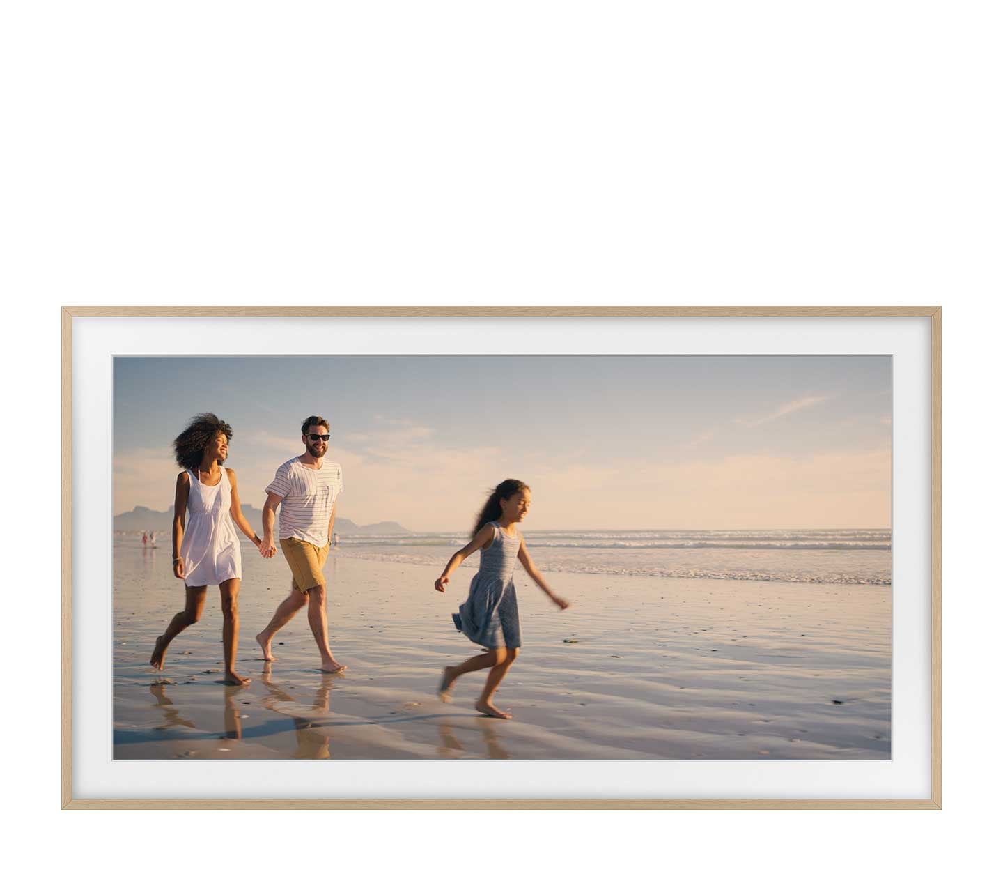 Eine Familie ist am Strand. Der Rahmen zeigt ein Foto dieses denkwürdigen Moments