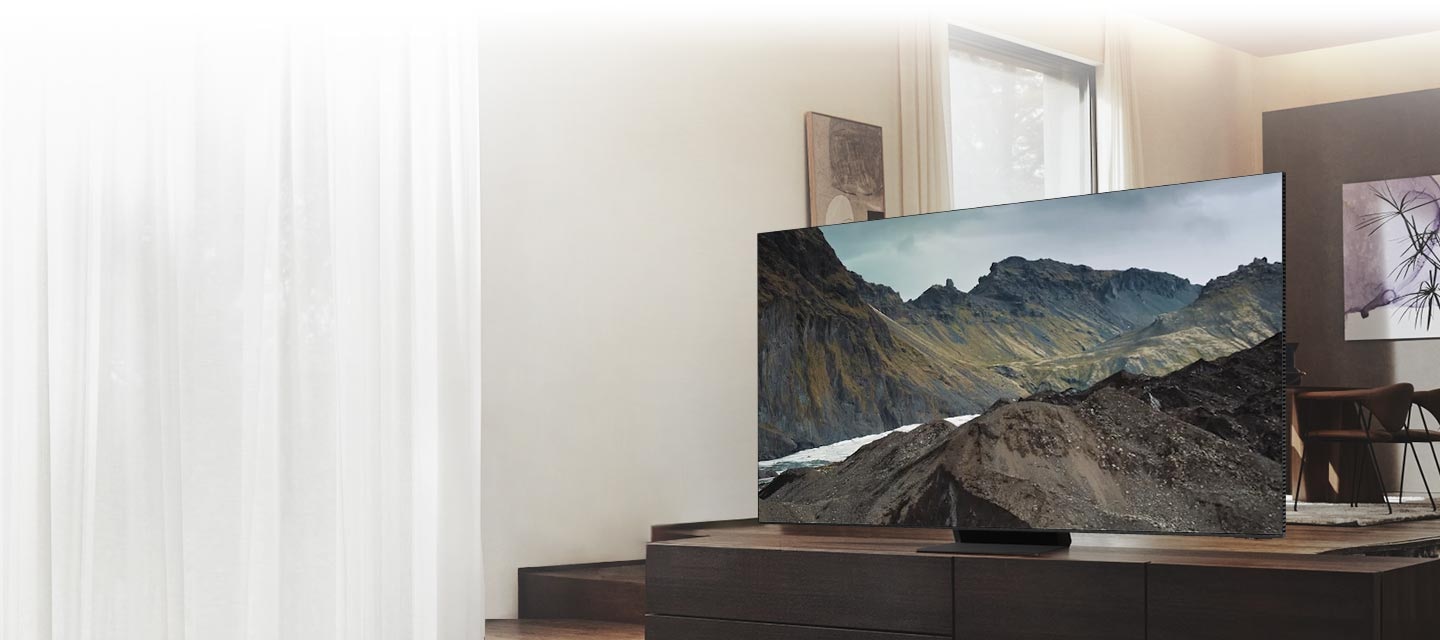 2023 Новый смарт телевизор Neo QLED 8K в комнате, на безрамочном экране изображена природа