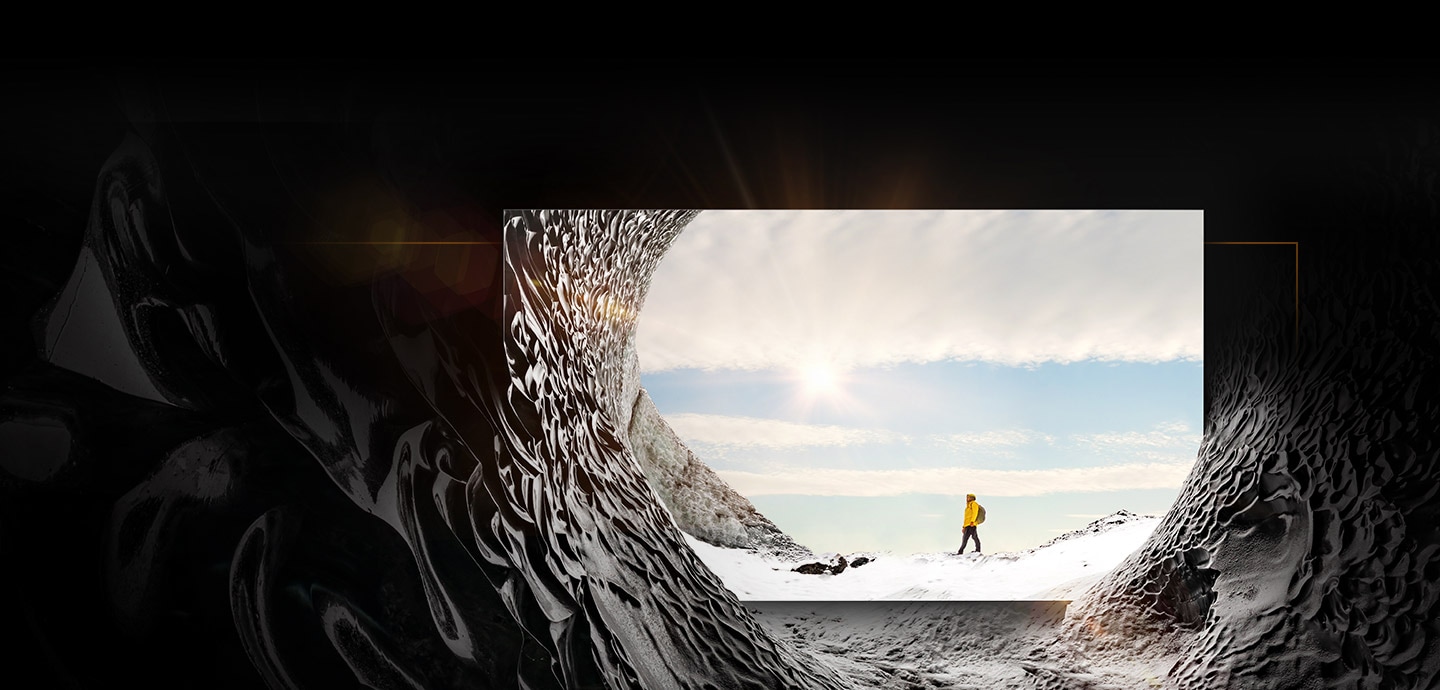 A TV MICRO LED é colocada dentro de uma caverna na montanha e exibe a imagem de um alpinista ao sol. A caverna da montanha combina com a imagem na tela para mostrar que as texturas de dentro e fora da caverna da montanha são indistinguíveis umas das outras.