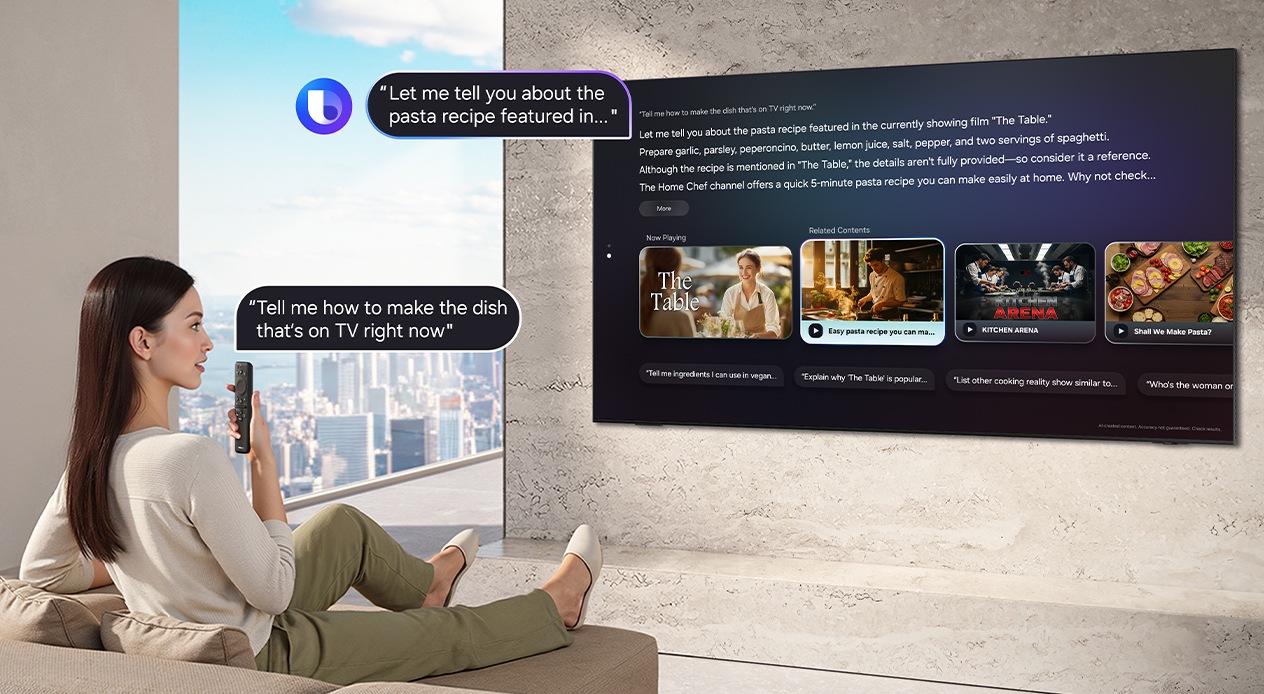 Eine Frau sitzt im Wohnzimmer und spricht Folgendes in die TV-Fernbedienung: „Verrate mir, wie man das Gericht zubereitet, das gerade im Fernsehen läuft.“ Bixby mit Bixby-Logo antwortet auf dem großen Samsung TV: „Lass mich dir das Nudelrezept vorstellen, das in … gezeigt wird“. Der Sprachassiste