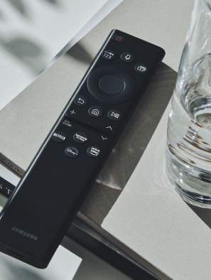 Cận cảnh điều khiển từ xa năng lượng mặt trời (Solarcell Remote) làm từ nhựa tái chế với tính bền vững cao của Neo QLED TV 2022 - Tivi QLED Samsung thế hệ mới.