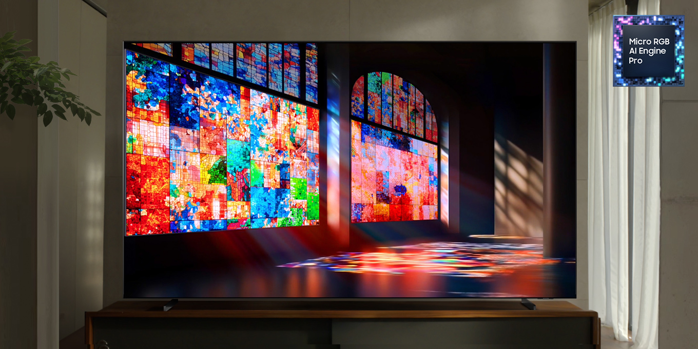 يعرض تلفزيون Samsung TV غرفة بها نوافذ فسيفسائية كبيرة. يجعل معالج Micro RGB AI Engine Pro الألوان تبدو نابضة بالحياة وواقعية بشكل لا يصدق.