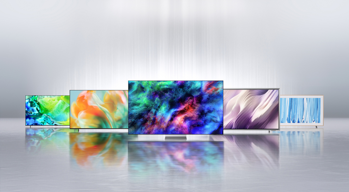 تصطف خمسة أنواع من أجهزة تلفزيون Samsung TV مع تصميمات تجريدية مختلفة على الشاشة.