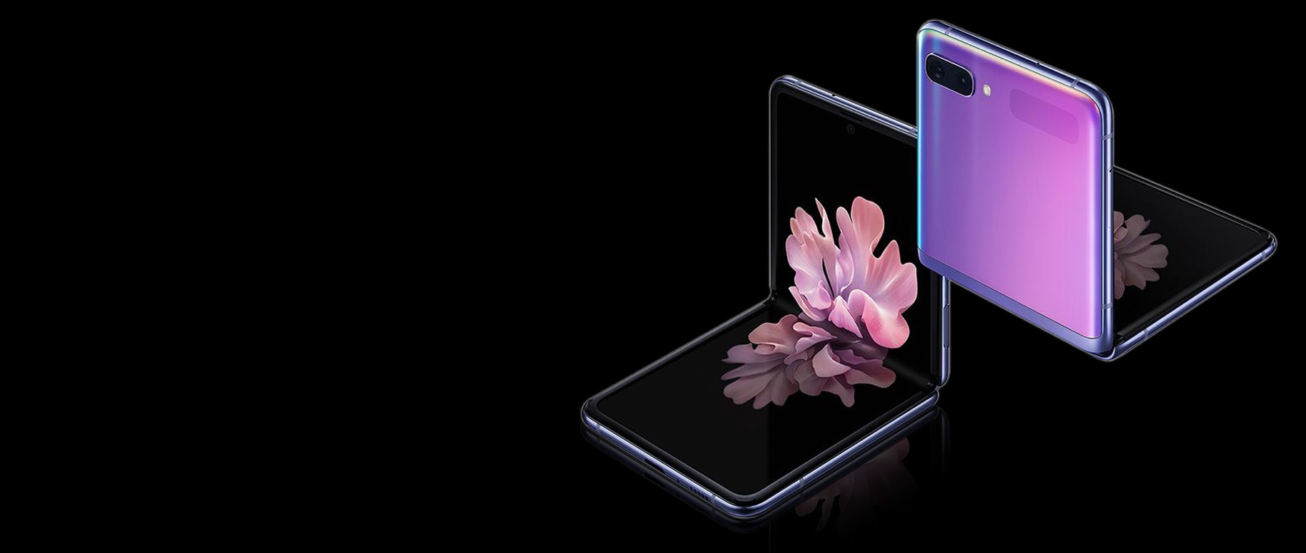 Divi Galaxy Z Flip tālruņi Mirror Purple trīs ceturtdaļu leņķī, viens redzams no priekšpuses un otrs no aizmugures. Abi ir salocīti taisnā leņķī ar freestop locīšanu. No priekšpuses redzamā uz ekrāna ir ziedoši ziedu fona attēli