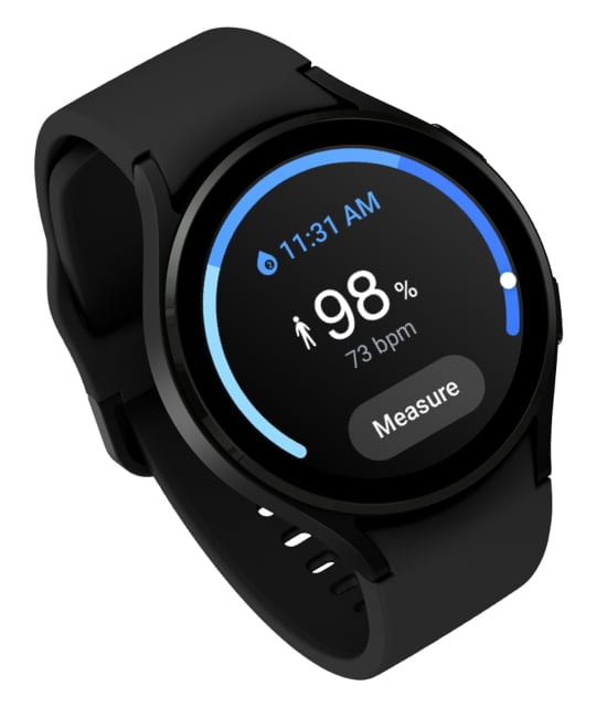 Crni Galaxy Watch4 sat prikazuje saturaciju kiseonikom i broj otkucaja u minuti.
