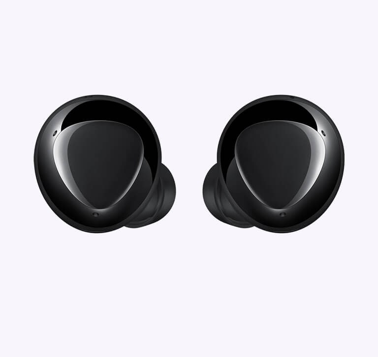 Uvećani par crnih slušalica prikazuje trouglasti dizajn na spoljašnjoj površini.