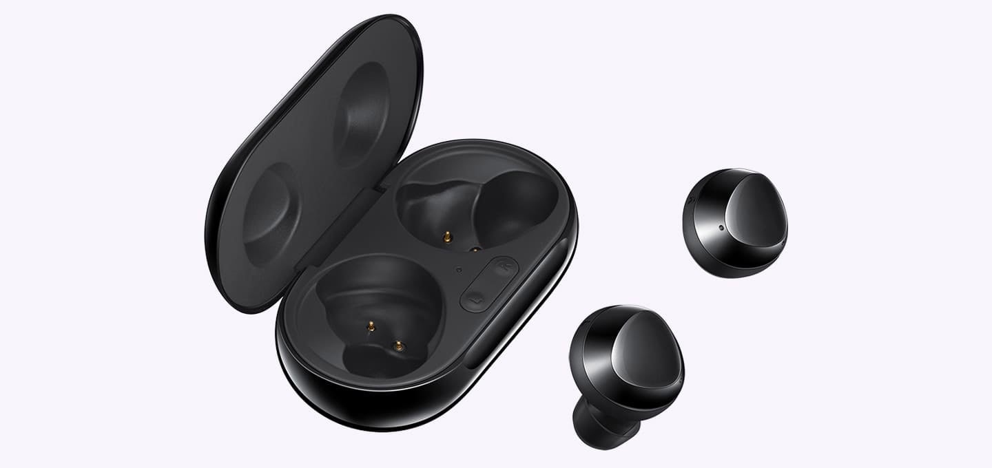 Зголемен пар црни слушалки кои го прикажуваат триаголниот дизајн на надворешната површина.