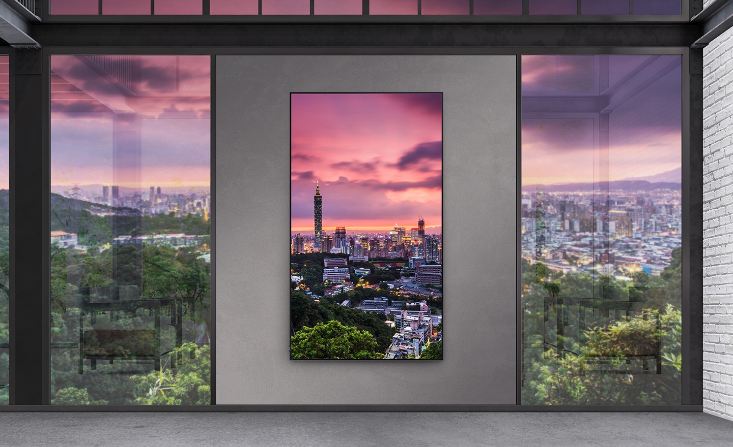 O Neo QLED 8K é instalado horizontalmente na parede, a tela é convertida e instalada verticalmente. Uma vista da cidade se espalha pela janela. Mesmo na tela do Neo QLED 8K, você pode ter vistas claras da cidade.