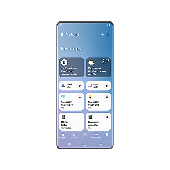 Η οθόνη του Galaxy δείχνει το GUI SmartThings με διάφορες συνδεδεμένες έξυπνες οικιακές συσκευές, την κατάστασή τους και άλλες ρουτίνες που θα μπορούσαν να ρυθμιστούν, όπως "Ταινία" και "Καληνύχτα".