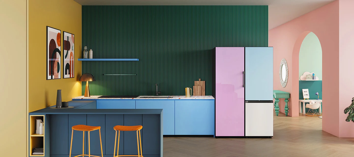 Ένα μονόπορτο ψυγείο Bespoke σε χρώμα λιλά γυαλιστερό βρίσκεται σε μια κομψή πολύχρωμη κουζίνα δίπλα σε έναν ψυγειοκαταψύκτη Bespoke με ένα λευκό γυάλινο κάτω πάνελ και ένα γαλάζιο πάνω πάνελ από σατινέ γυαλί.