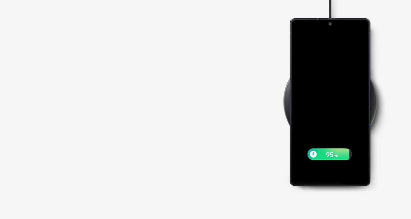 Το Galaxy smartphone φορτίζεται με ασύρματο τροφοδοτικό