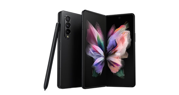 打開的 Phantom Black Galaxy Z Fold3 5G 的前視圖以小角度直立，在其後面是折疊的 Phantom Black Galaxy Z Fold3 5G 顯示其後置攝像頭，黑色 S Pen 直立朝向折疊的 Galaxy Z Fold3 5G。