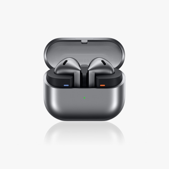 Galaxy Buds3 u sivoj boji prikazan je sprijeda.