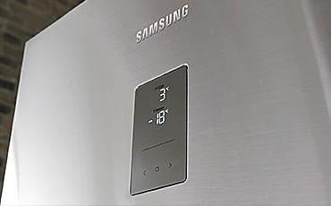 Veliki Samsung hladnjak s digitalnim termometrom za zamrzivač prikazuje 3°C u dijelu hladnjaka i -18° C u dijelu zamrzivača.