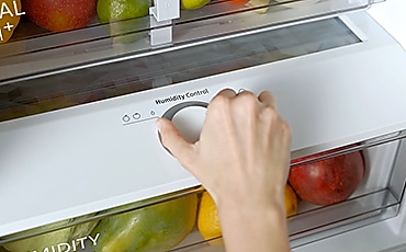 Podešavajući gumb za kontrolu vlažnosti, Samsung ladica za povrće održat će Vaše voće i povrće uz optimalnu vlagu za trajnu svježinu.