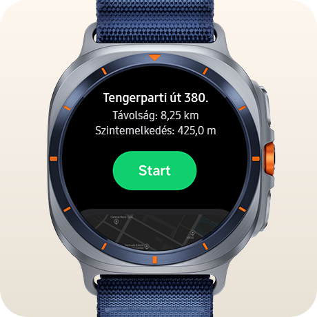 Egy Galaxy Watch Ultra kijelzőjén az Útvonal mód képernyője látható, a célállomásra, a távolságra és a szintemelkedésre vonatkozó adatokkal, egy "Start" gomb társaságában.