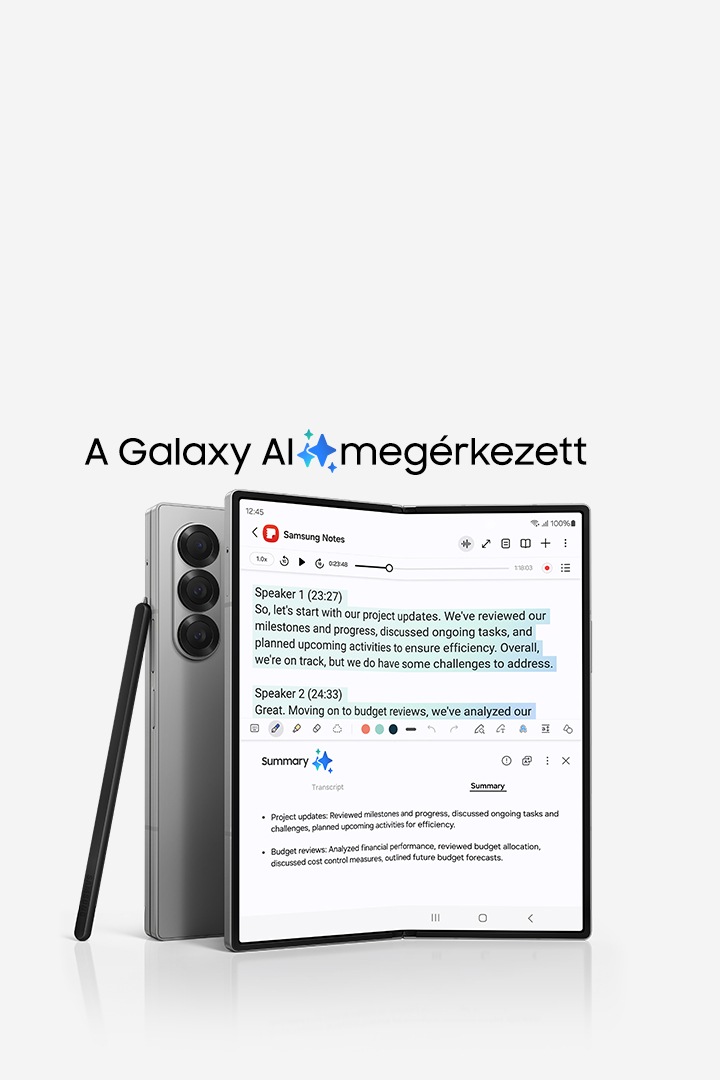 Megérkezett a Galaxy AI, mely üzleti célokat is szolgál! Két Galaxy Z Fold6 telefon közül az egyik kihajtva, hátulról látható, míg a másik telefon fő kijelzője látható, kihajtott helyzetben.  A kijelzőn a Samsung Notes alkalmazás, amely átírt felvételt mutat, alul pedig a Jegyzetsegéd összefoglalója látható. Az S Pen Fold Edition a Galaxy Z Fold6-hoz az összecsukott eszközhöz támaszkodik.
