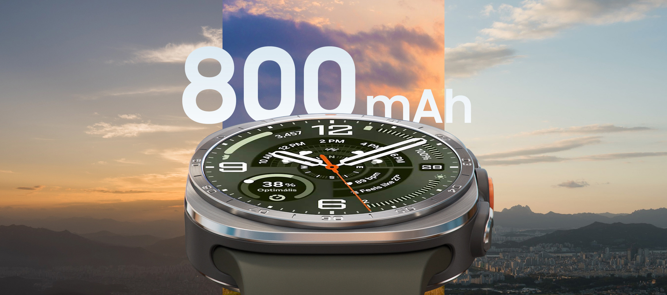 Galaxy Watch Ultra2 titánezüst színben, olívazöld Tengerész-szíjjal, közelről, elölnézetből és enyhén felfelé döntve. A háttér három különböző látképet és városképet mutat a nap különböző szakaszaiban, bemutatva a nagy, 800 mAh-s akkumulátorkapacitást.
