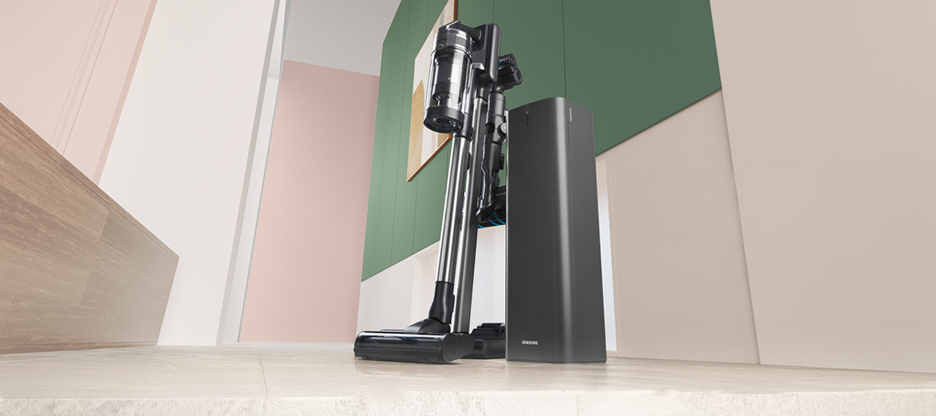 Az egyik személy a Samsung porszívózza a macska szőrét, a takarítás után a Samsung Clean Station segítségével, majd a Samsung Jet a nappaliban.