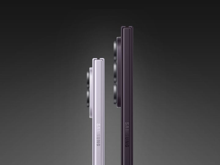 Galaxy Z Fold8 warna Lavender dan Galaxy Z Fold8 Ultra warna Violet Shadow keduanya terlihat dari samping untuk memperlihatkan profilnya yang ramping.