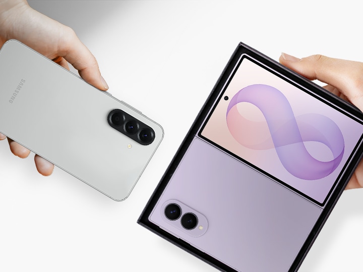 Satu tangan memegang ponsel Samsung, yang ditukar dengan Galaxy Z Fold8 warna Lavender yang dipegang di tangan satunya.