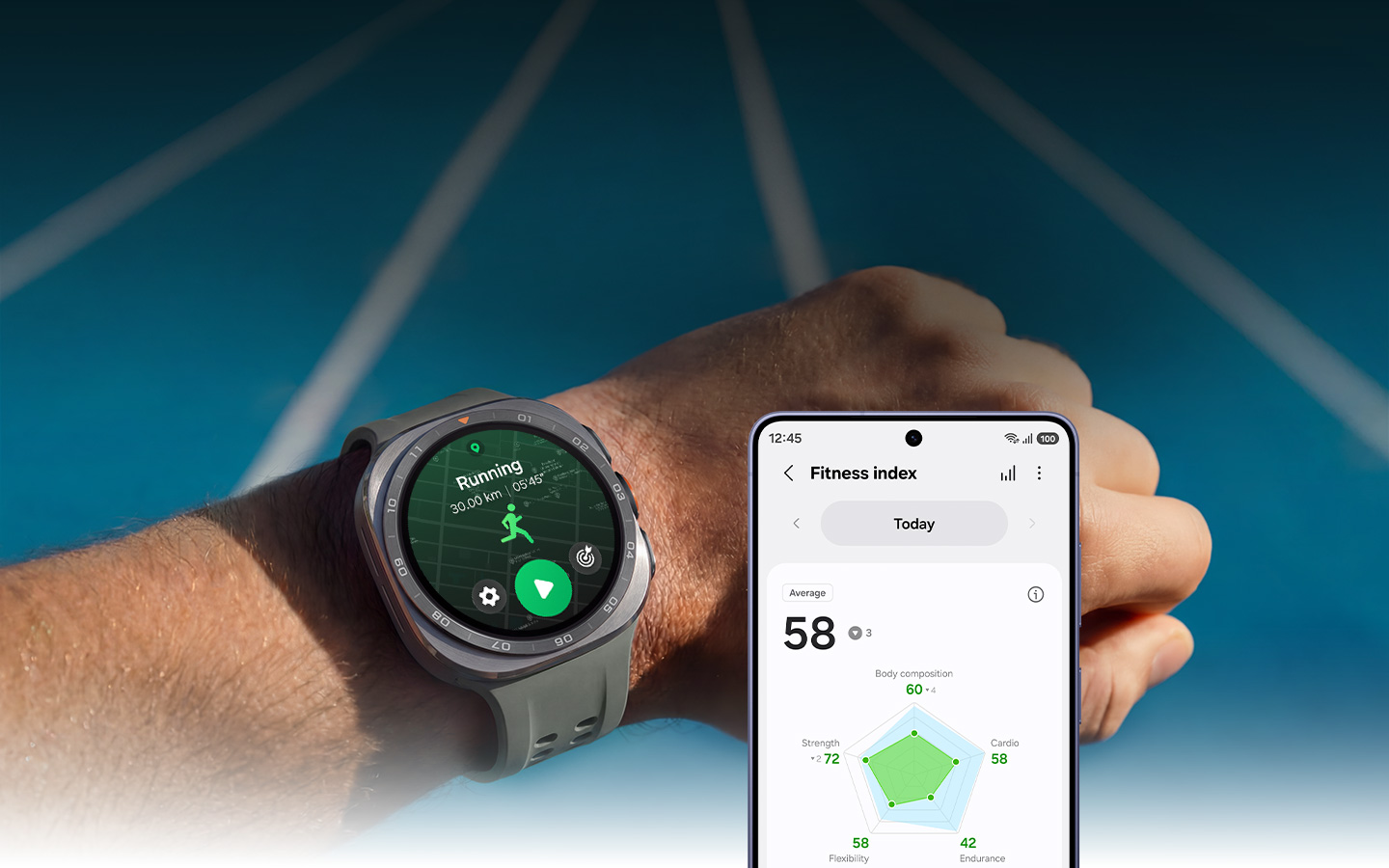 Seseorang mengangkat pergelangan tangan yang mengenakan Galaxy Watch di bawah cahaya matahari. Layar Galaxy Watch menampilkan fitur Running. Di sampingnya, Galaxy S26 menampilkan fitur Fitness Index dengan Average Fitness Score hari ini sebesar 58.