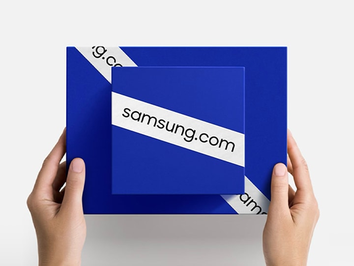 Kotak biru bertumpuk dengan pita Samsung dot com.