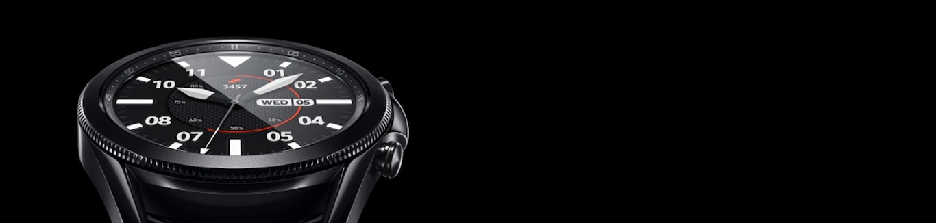 מבט בגובה העין על Galaxy Watch3 בגוון שחור מיסטי עם תצוגת שעון ספורטיבית קלאסית.