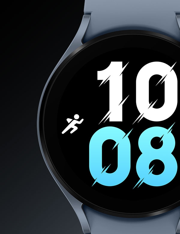 שעון Galaxy Watch5 בצבע ספיר עם פני שעון שמציגים את השעה '10:08'.