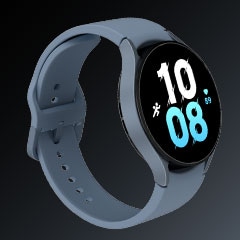 רצועת שעון Galaxy Watch5 בצבע ספיר מוצגת כך שפריטי והעיצוב נראים לעין