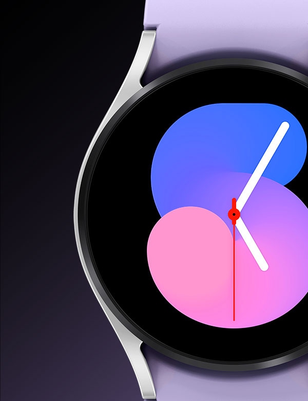 שעון Galaxy Watch5 בצבע כסף עם פני שעון שמציגים את השעה '5:05'.