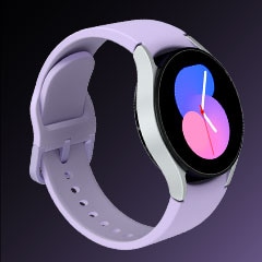 רצועת שעון Galaxy Watch5 בצבע כסף מוצגת כך שפריטי ועיצוב השעון נראים לעין.