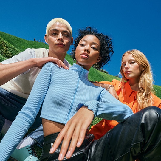 Group pose for colorful selfies at extreme angles in bright, outdoor locations. With Flex mode, they can pose from a distance without holding the phone.