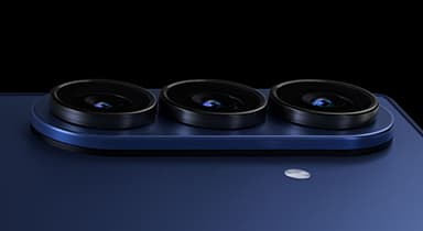 Close-up on the triple camera system of a Galaxy Z Fold7 in Blue Shadow.