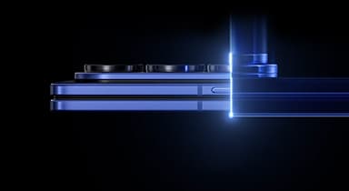 A side view of a Galaxy Z Fold7 in Blue Shadow, as a beam of light travels across its folded profile and transforms it into a slimmer form.