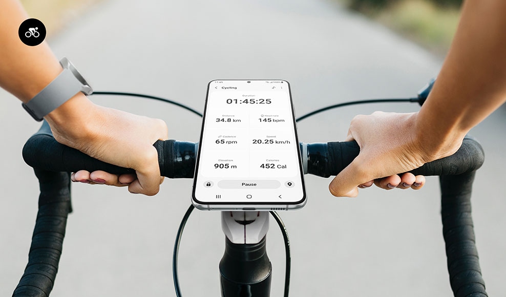 A Galaxy S22 mounted like a dashboard on a bike displays the cycling workout data measured by Galaxy Watch4 in real time.